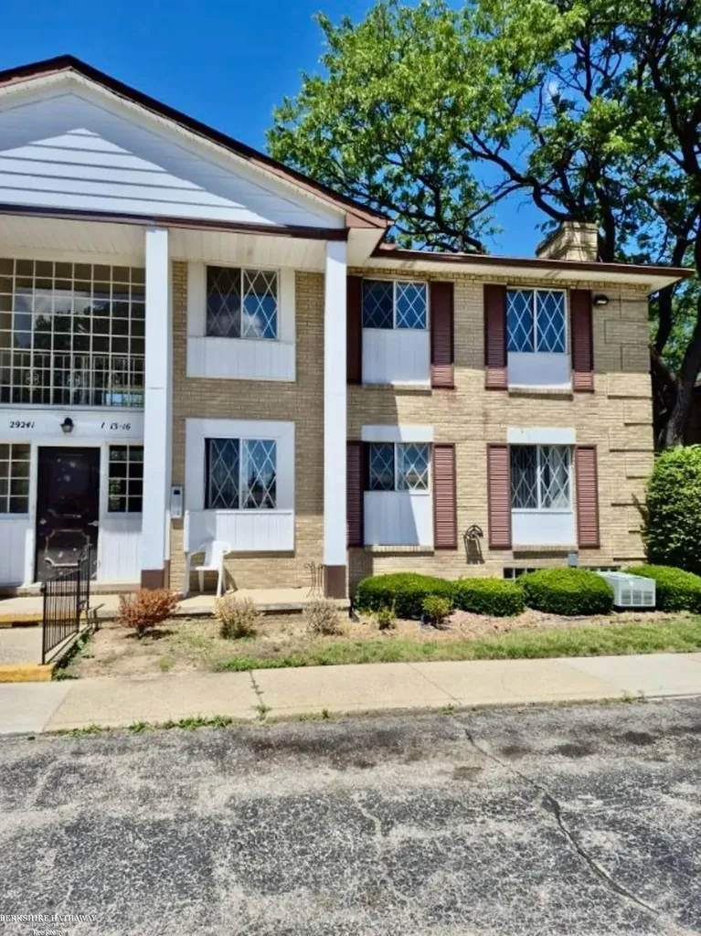 29241 Hayes Road Warren City MI 48088