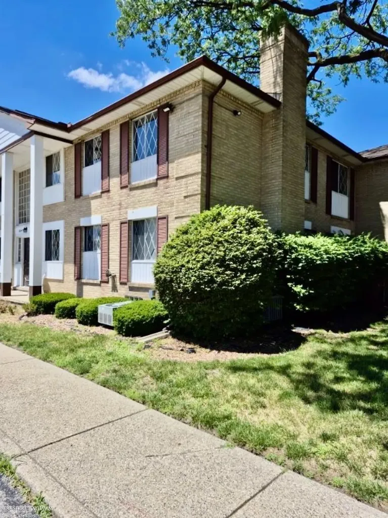 29241 Hayes Road Warren City MI 48088