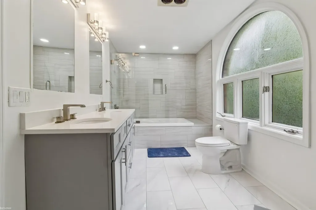 3701 Green Lake Road West Bloomfield Charter Township MI 48324