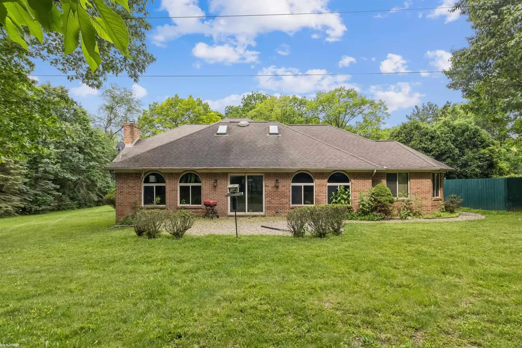 3701 Green Lake Road West Bloomfield Charter Township MI 48324