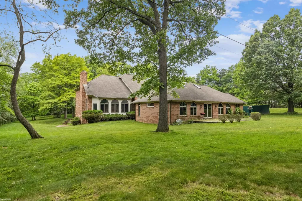 3701 Green Lake Road West Bloomfield Charter Township MI 48324
