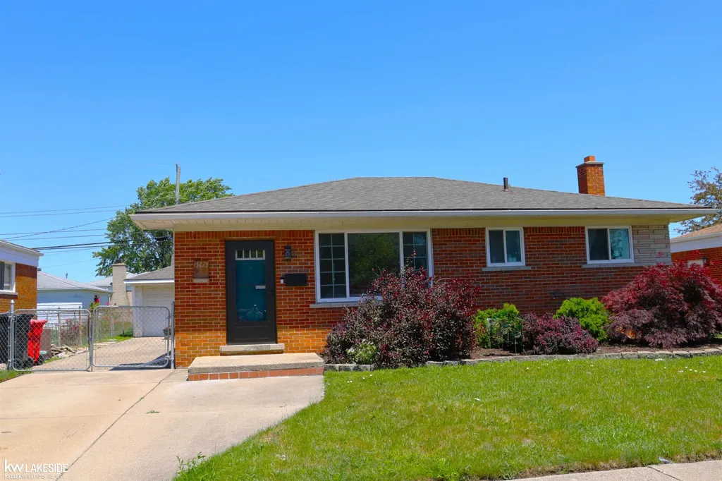 15625 Chestnut Street Roseville City MI 48066