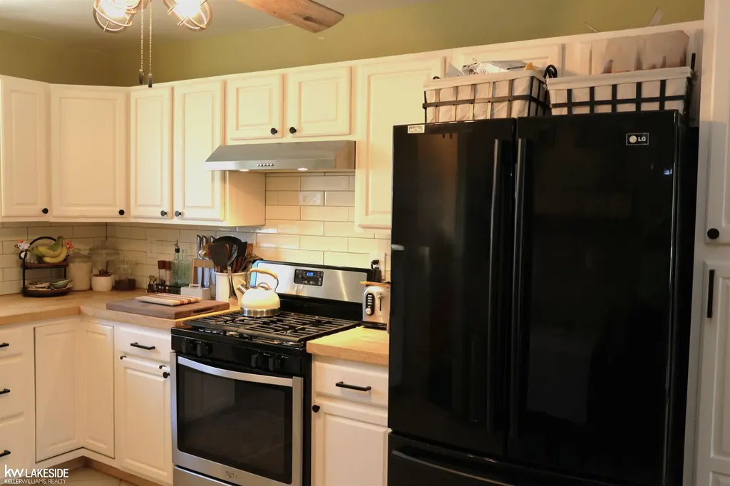 15625 Chestnut Street Roseville City MI 48066