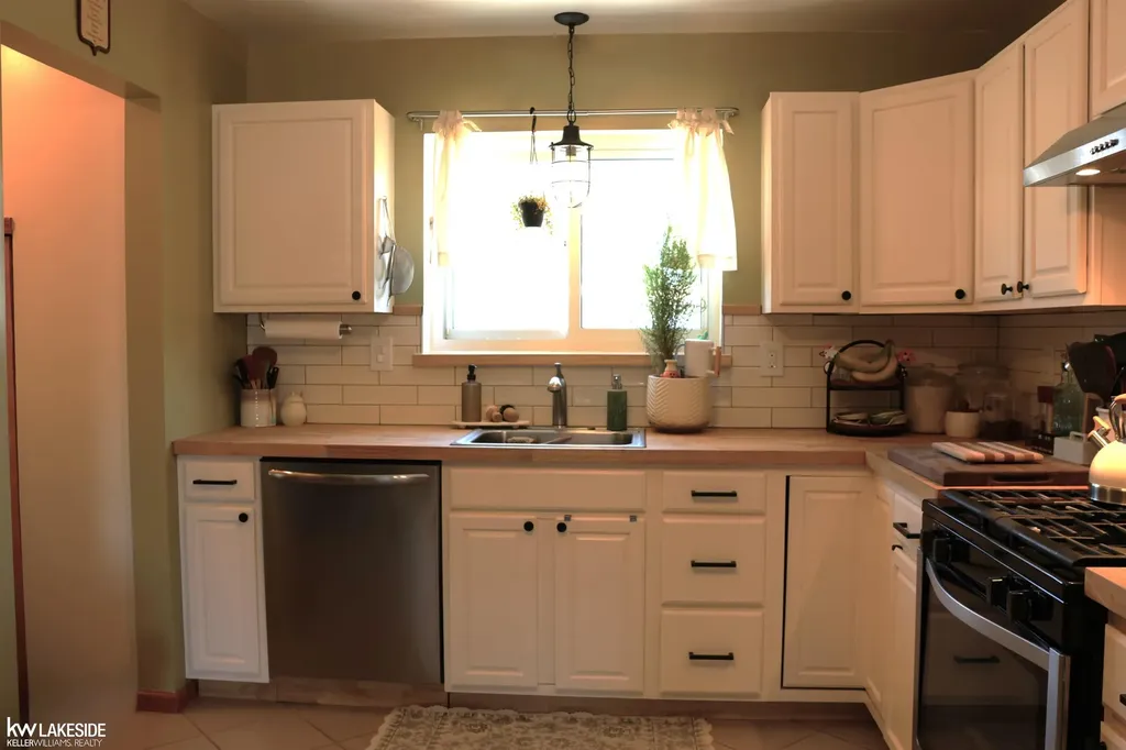 15625 Chestnut Street Roseville City MI 48066