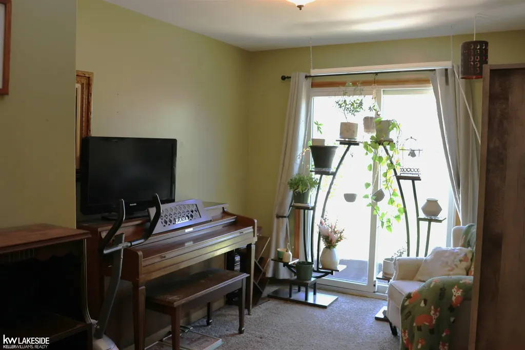 15625 Chestnut Street Roseville City MI 48066