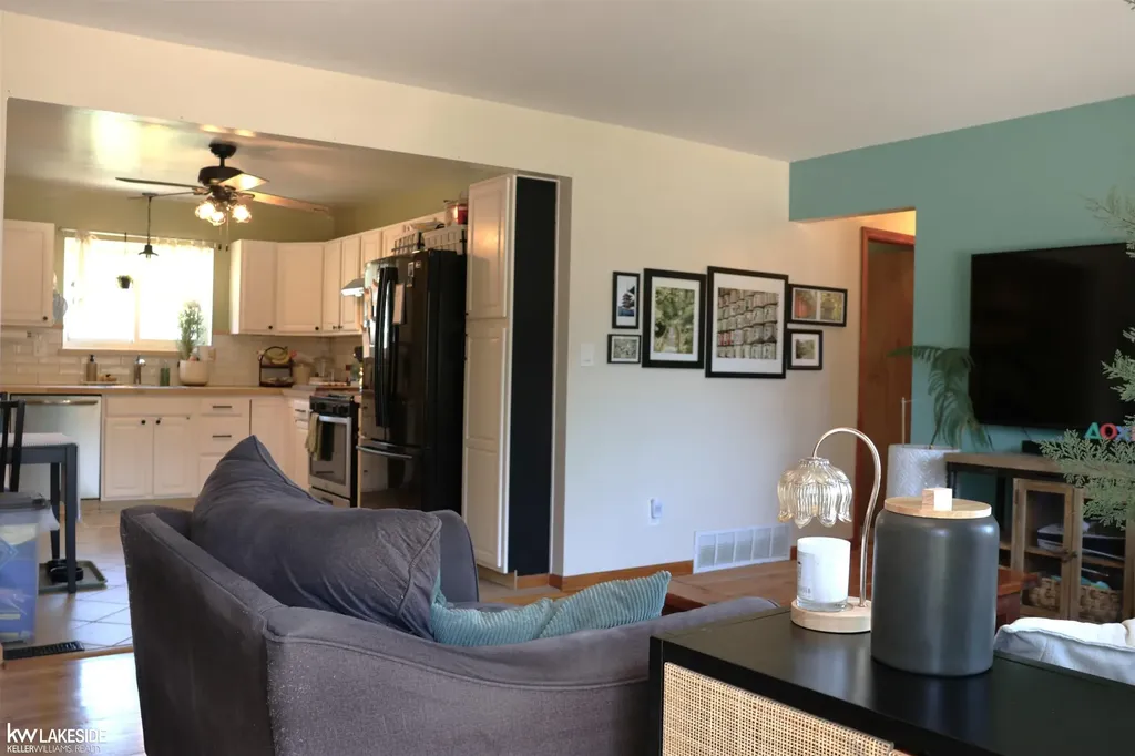 15625 Chestnut Street Roseville City MI 48066