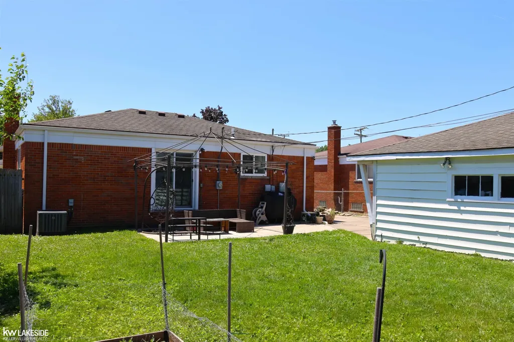 15625 Chestnut Street Roseville City MI 48066