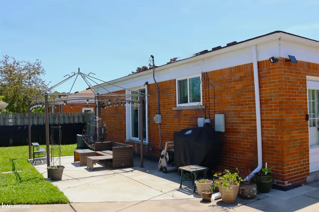 15625 Chestnut Street Roseville City MI 48066