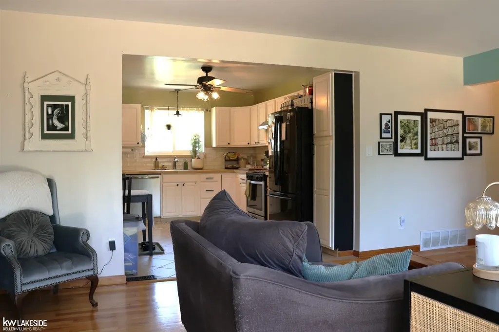 15625 Chestnut Street Roseville City MI 48066