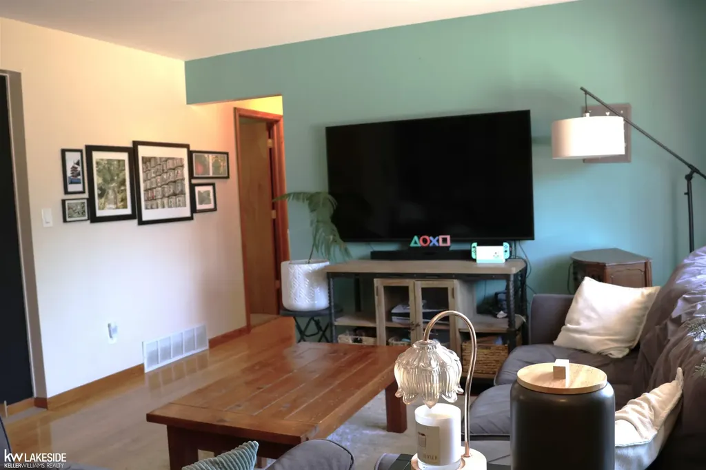 15625 Chestnut Street Roseville City MI 48066