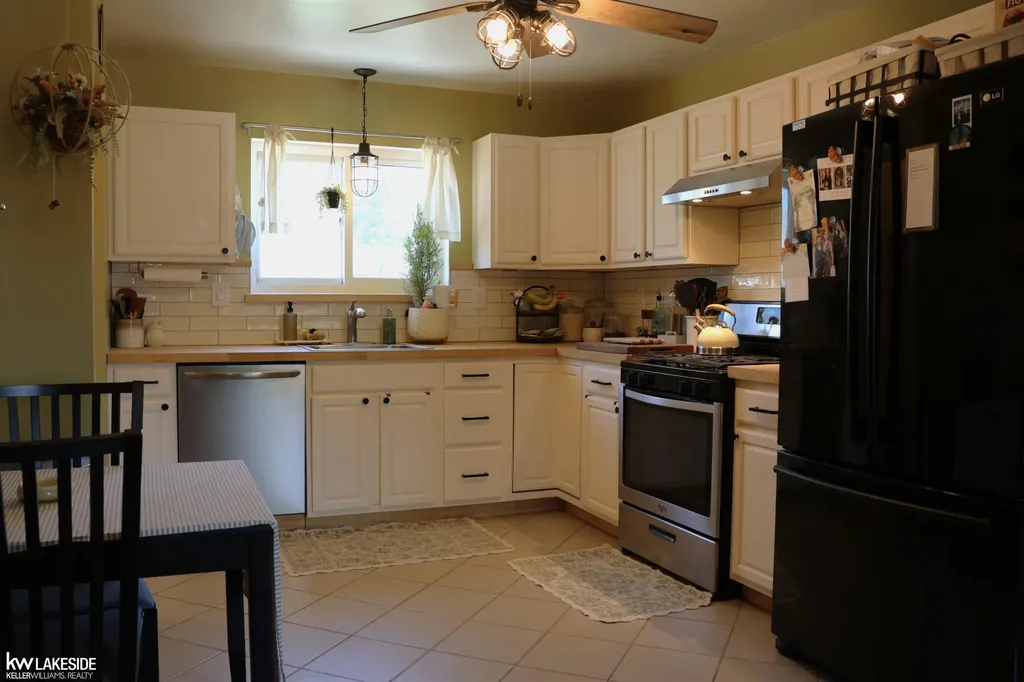 15625 Chestnut Street Roseville City MI 48066