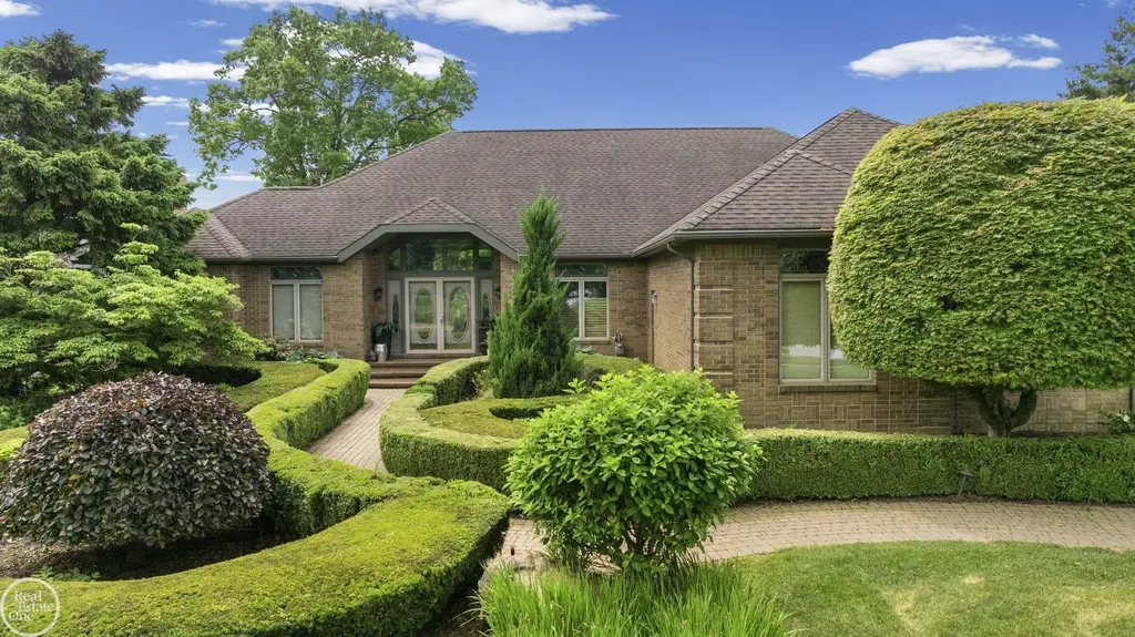 6718 Pond Drive Washington Township MI 48094