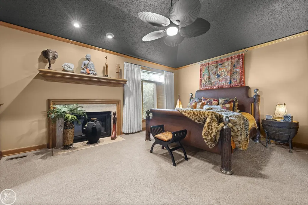 6718 Pond Drive Washington Township MI 48094