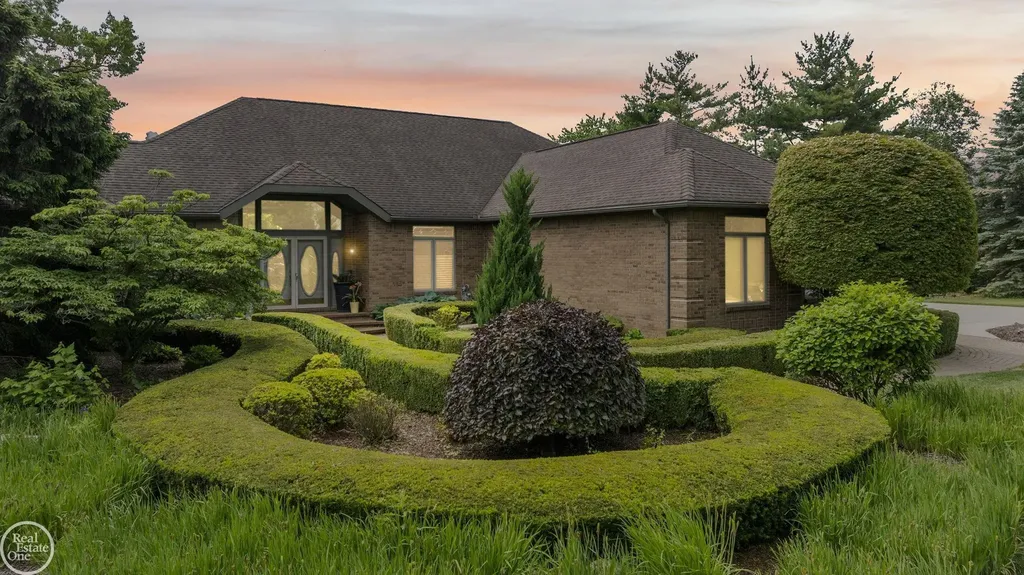 6718 Pond Drive Washington Township MI 48094
