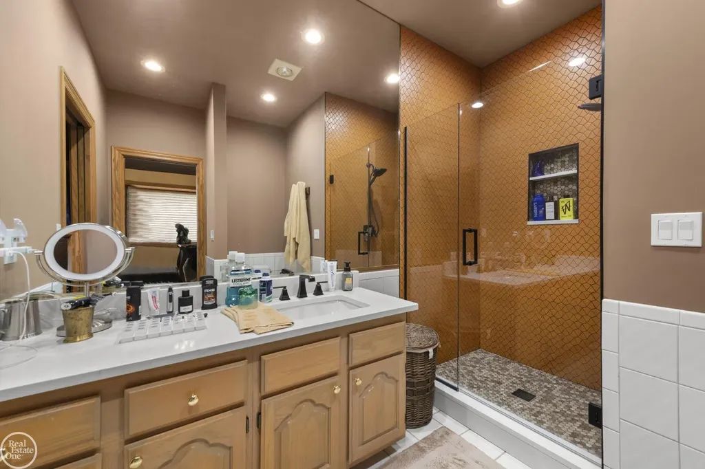 6718 Pond Drive Washington Township MI 48094