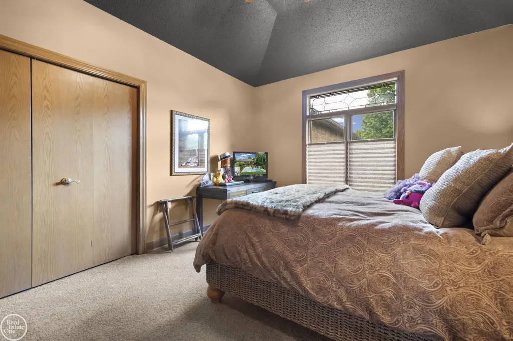 6718 Pond Drive Washington Township MI 48094