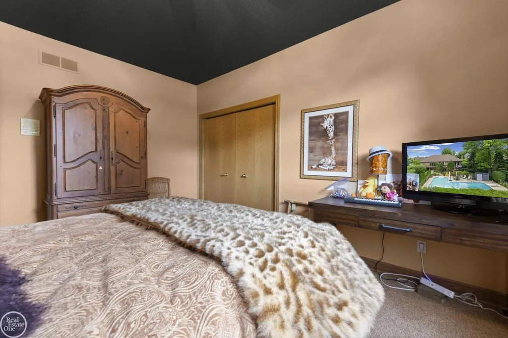 6718 Pond Drive Washington Township MI 48094