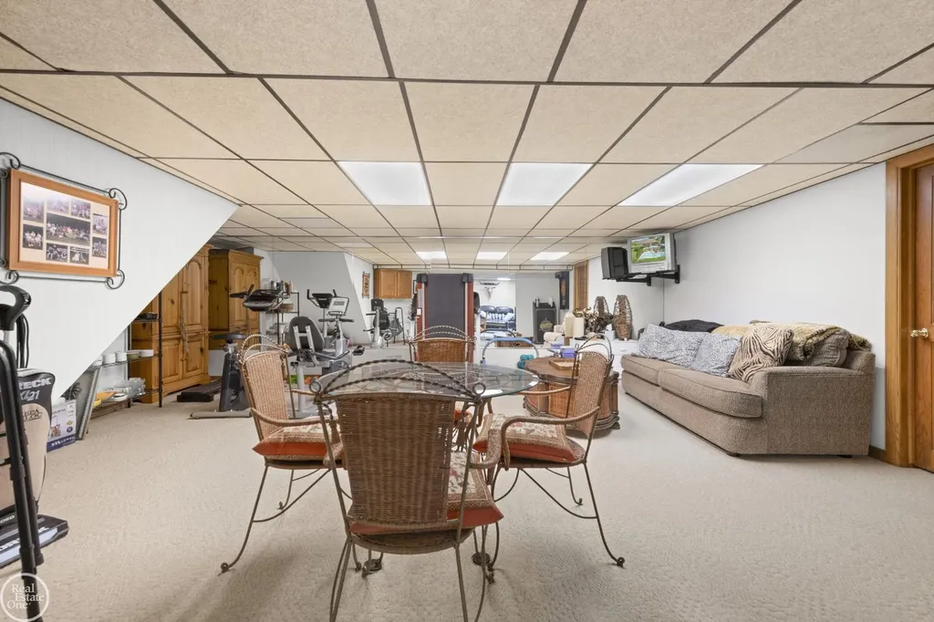 6718 Pond Drive Washington Township MI 48094