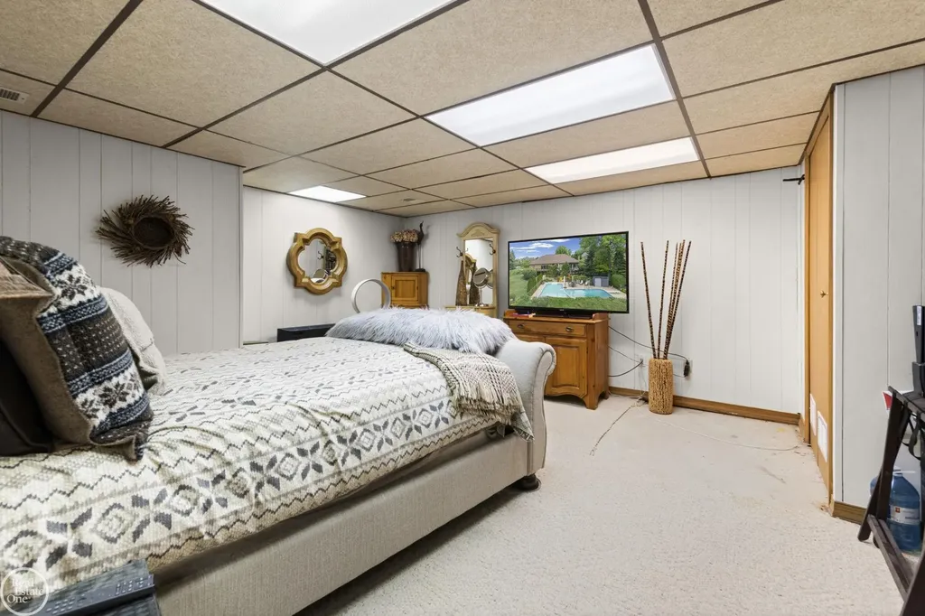 6718 Pond Drive Washington Township MI 48094