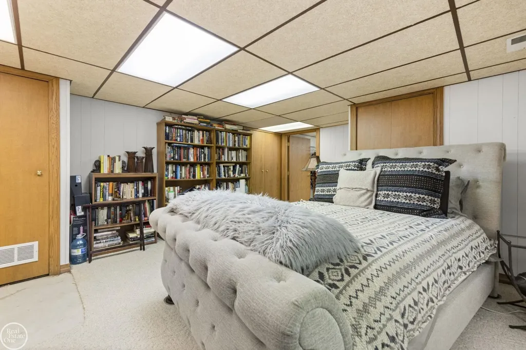 6718 Pond Drive Washington Township MI 48094