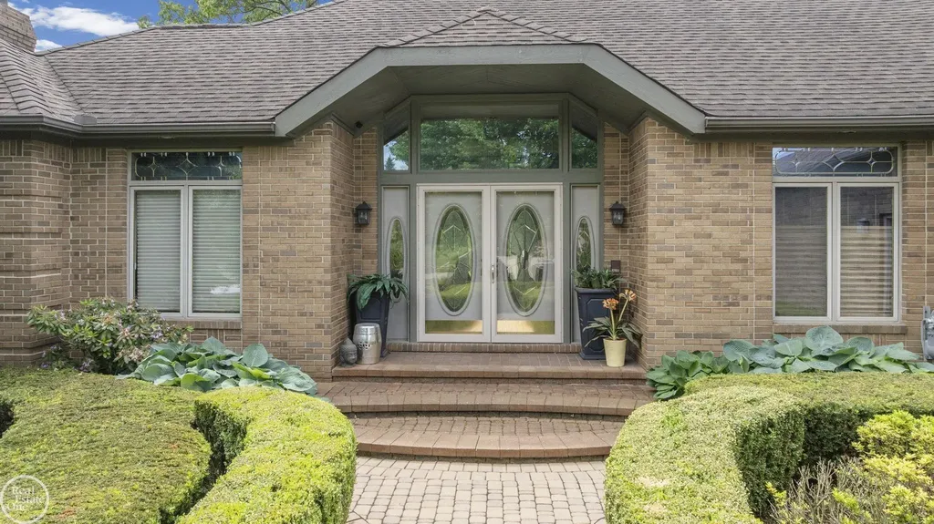 6718 Pond Drive Washington Township MI 48094