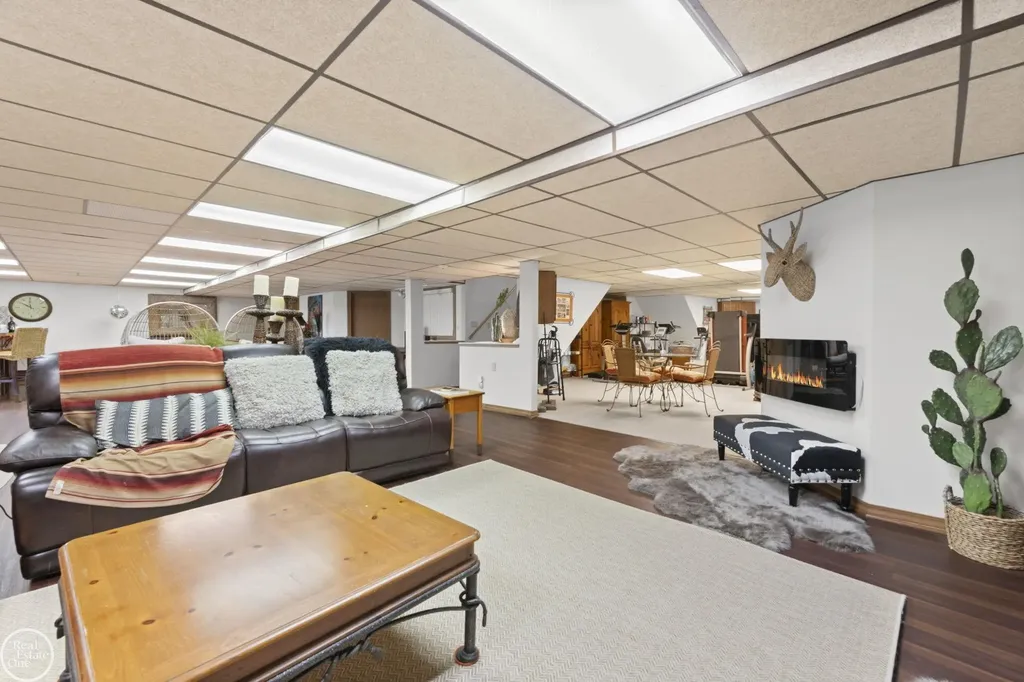 6718 Pond Drive Washington Township MI 48094
