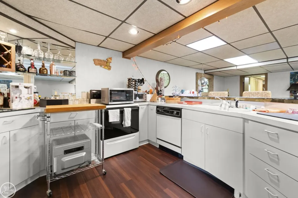 6718 Pond Drive Washington Township MI 48094
