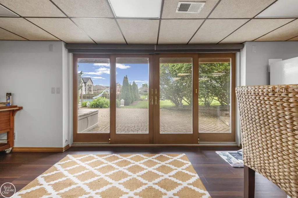 6718 Pond Drive Washington Township MI 48094