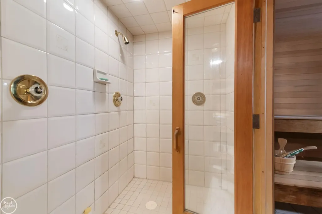 6718 Pond Drive Washington Township MI 48094