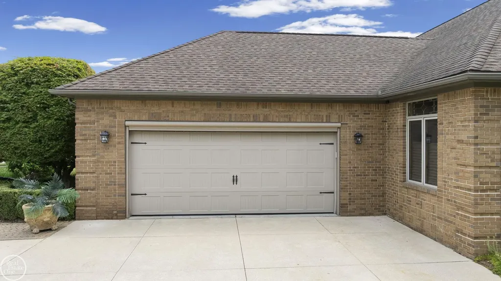 6718 Pond Drive Washington Township MI 48094