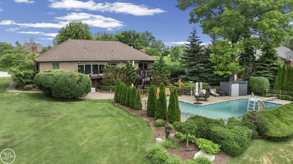 6718 Pond Drive Washington Township MI 48094