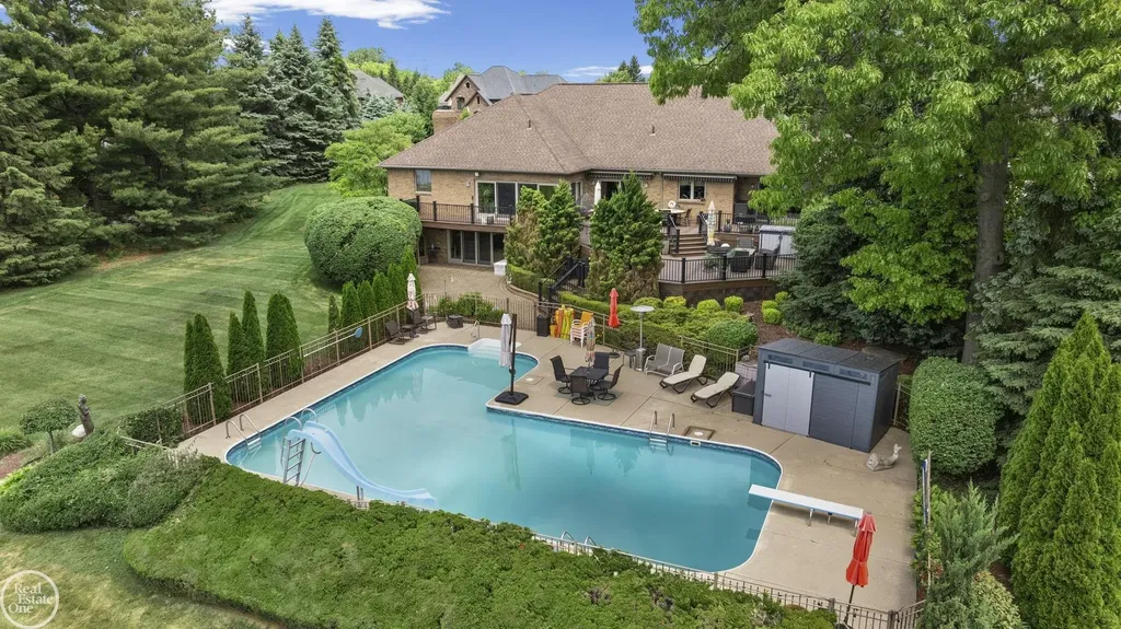 6718 Pond Drive Washington Township MI 48094