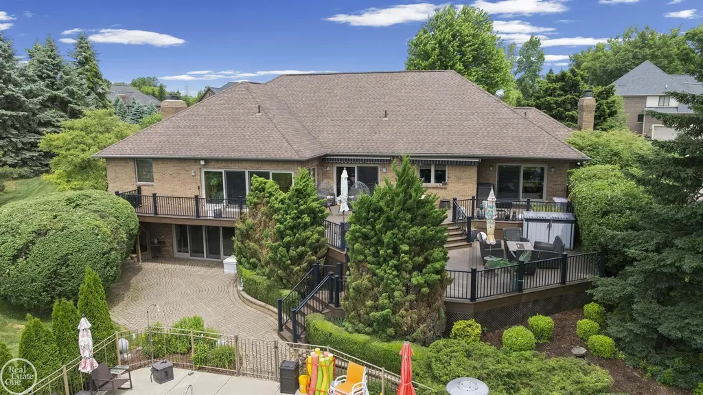 6718 Pond Drive Washington Township MI 48094