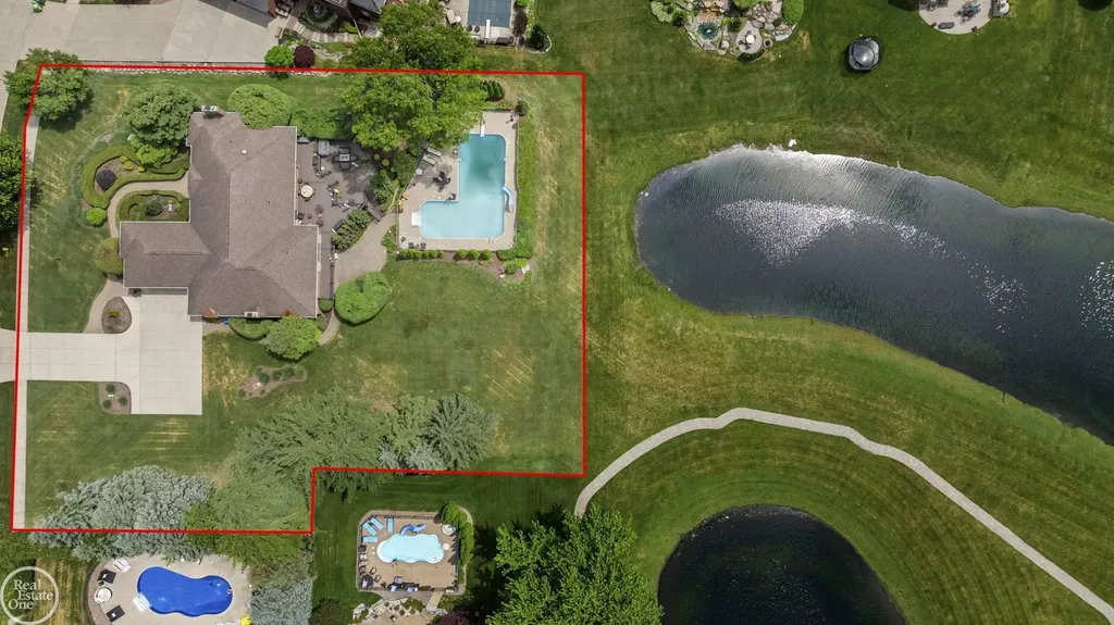 6718 Pond Drive Washington Township MI 48094