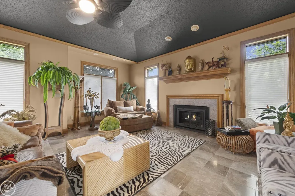 6718 Pond Drive Washington Township MI 48094