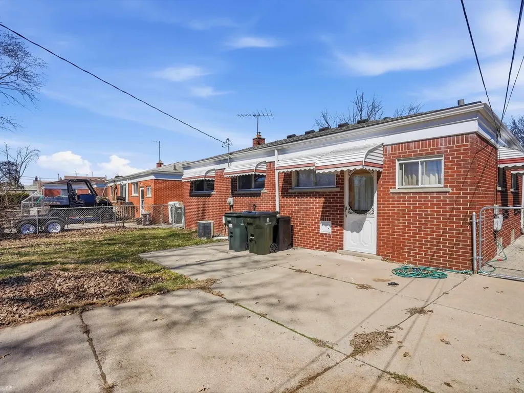 21612 Bon Brae Street St. Clair Shores City MI 48081