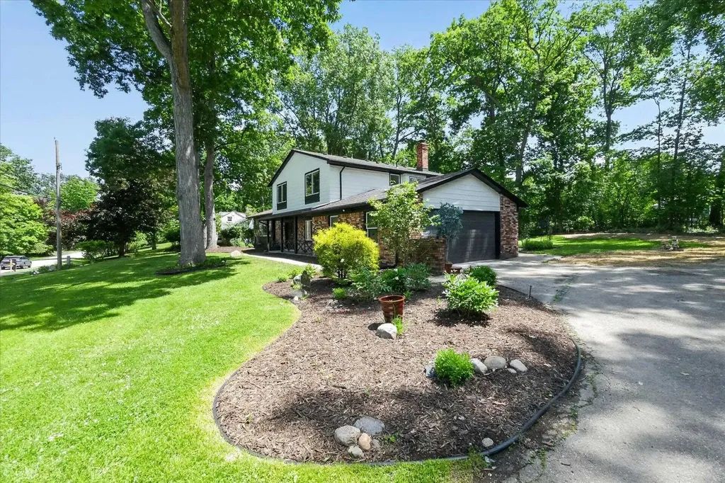 2049 Shore Hill Drive West Bloomfield Charter Township MI 48323