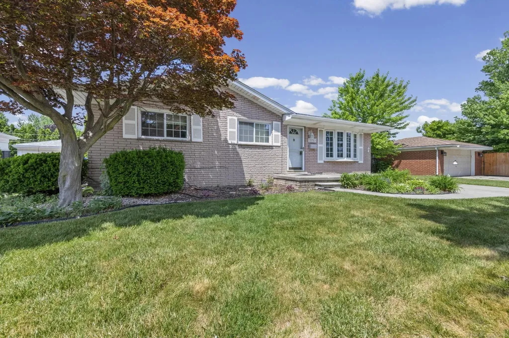 28357 Suburban Drive Warren City MI 48088