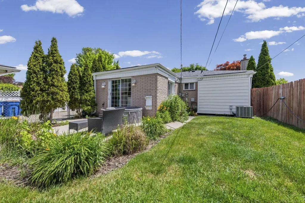 28357 Suburban Drive Warren City MI 48088