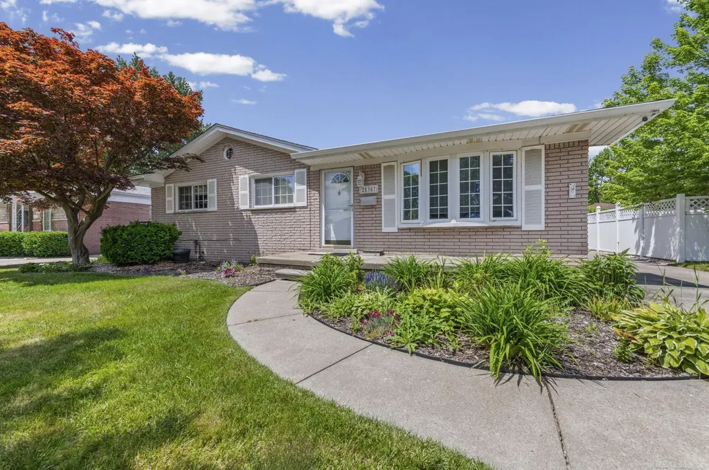 28357 Suburban Drive Warren City MI 48088