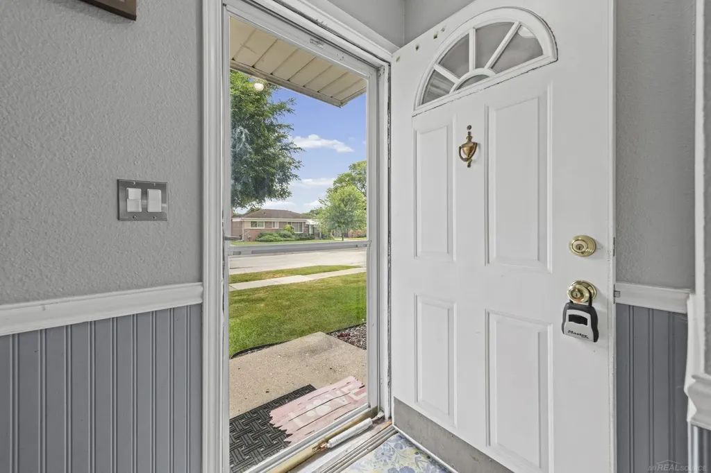 28357 Suburban Drive Warren City MI 48088