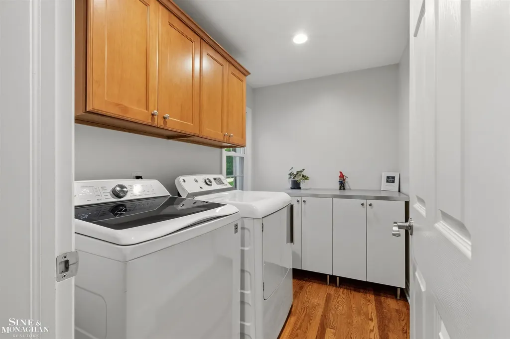 1061 N Renaud Road Grosse Pointe Woods City MI 48236