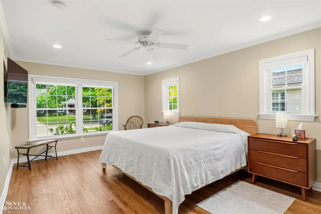 1061 N Renaud Road Grosse Pointe Woods City MI 48236