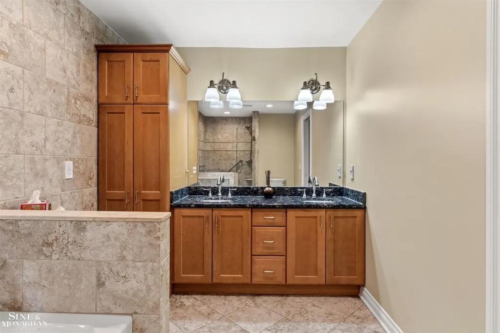 1061 N Renaud Road Grosse Pointe Woods City MI 48236
