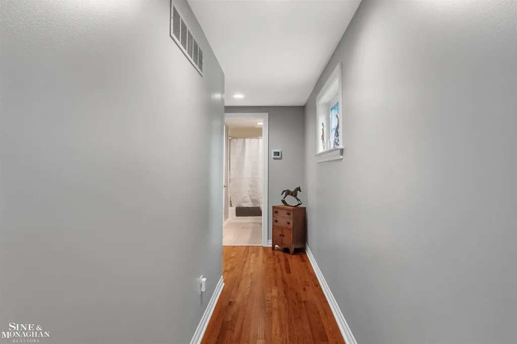 1061 N Renaud Road Grosse Pointe Woods City MI 48236