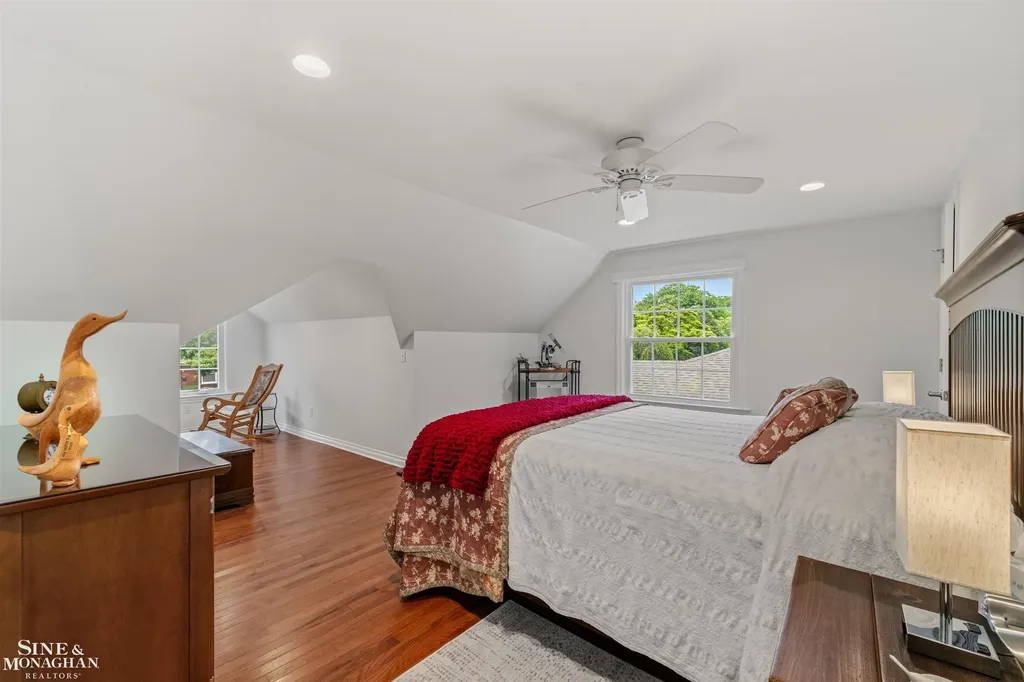1061 N Renaud Road Grosse Pointe Woods City MI 48236