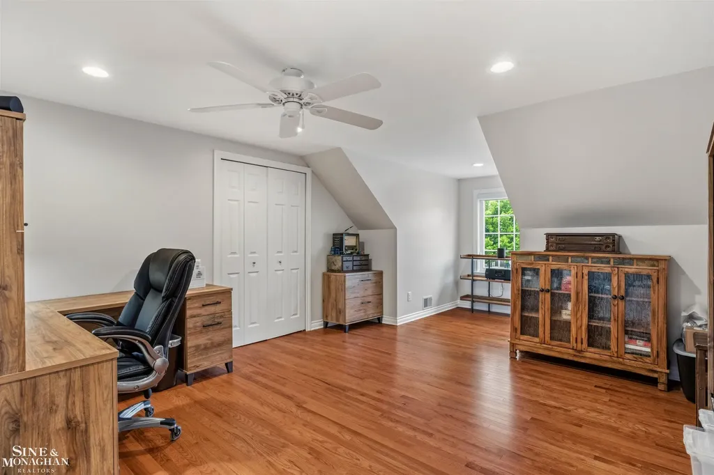 1061 N Renaud Road Grosse Pointe Woods City MI 48236