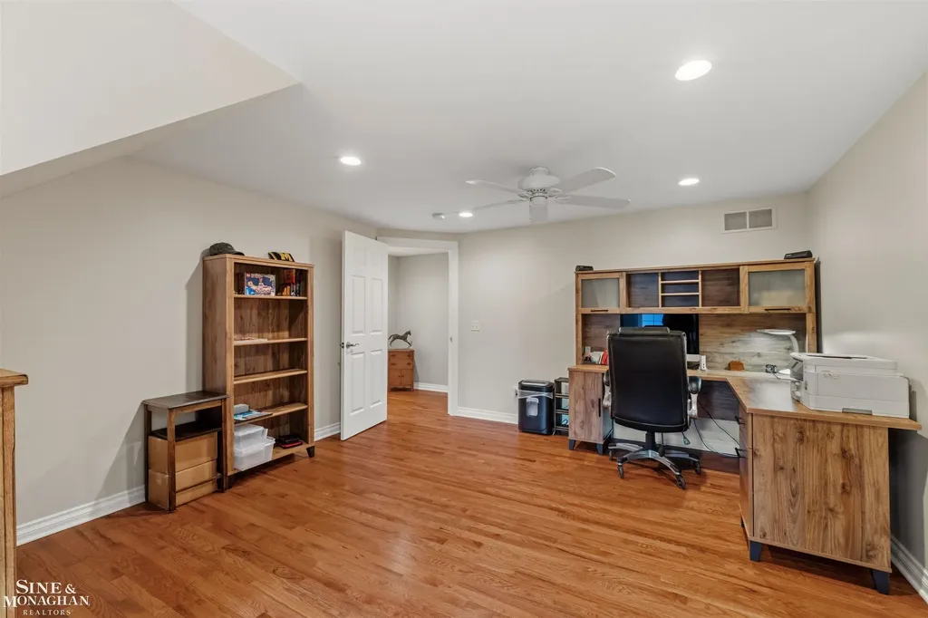 1061 N Renaud Road Grosse Pointe Woods City MI 48236