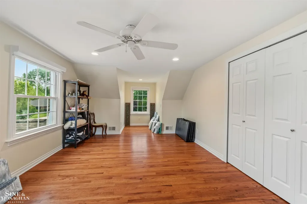 1061 N Renaud Road Grosse Pointe Woods City MI 48236