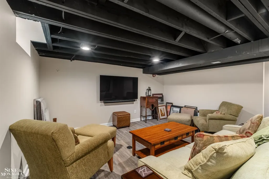 1061 N Renaud Road Grosse Pointe Woods City MI 48236